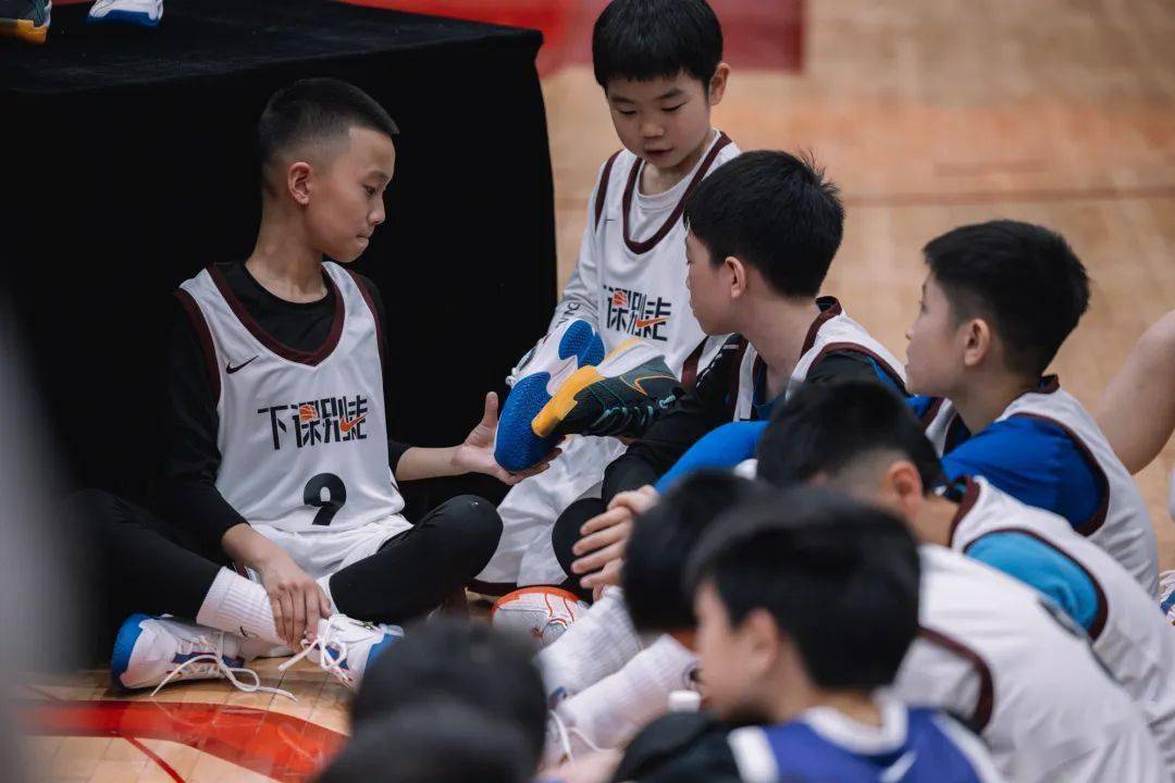 包含沃尔夫斯堡球员奋力拼搏，最终夺得关键胜利的词条
